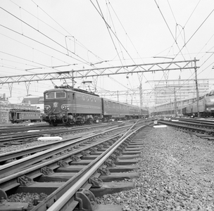 881607 Afbeelding van de electrische locomotief nr. 1118 (serie 1100) van de N.S. met diverse rijtuigen bij het ...